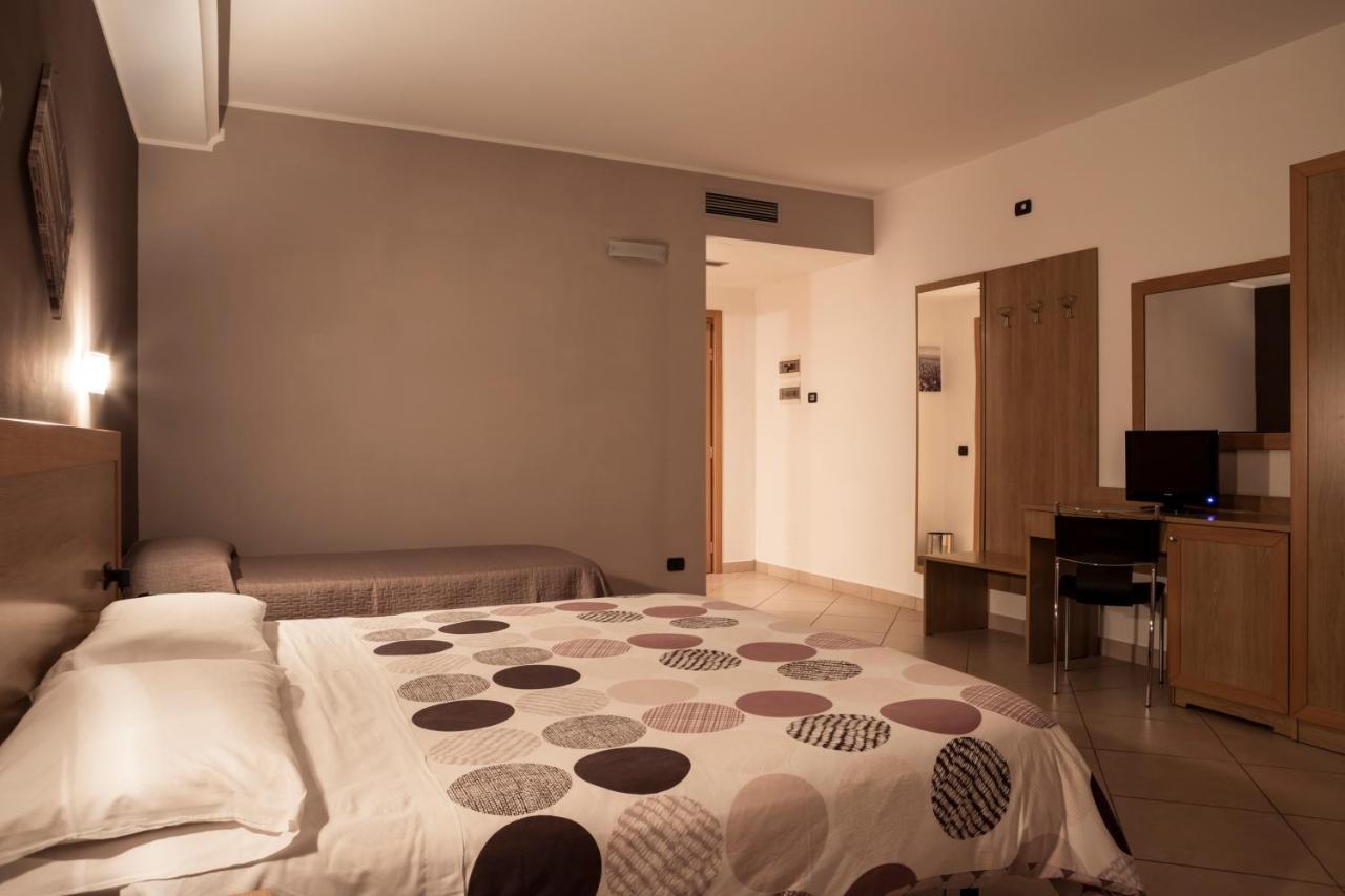 Manhattan Village Hotel Sulmona Exterior foto